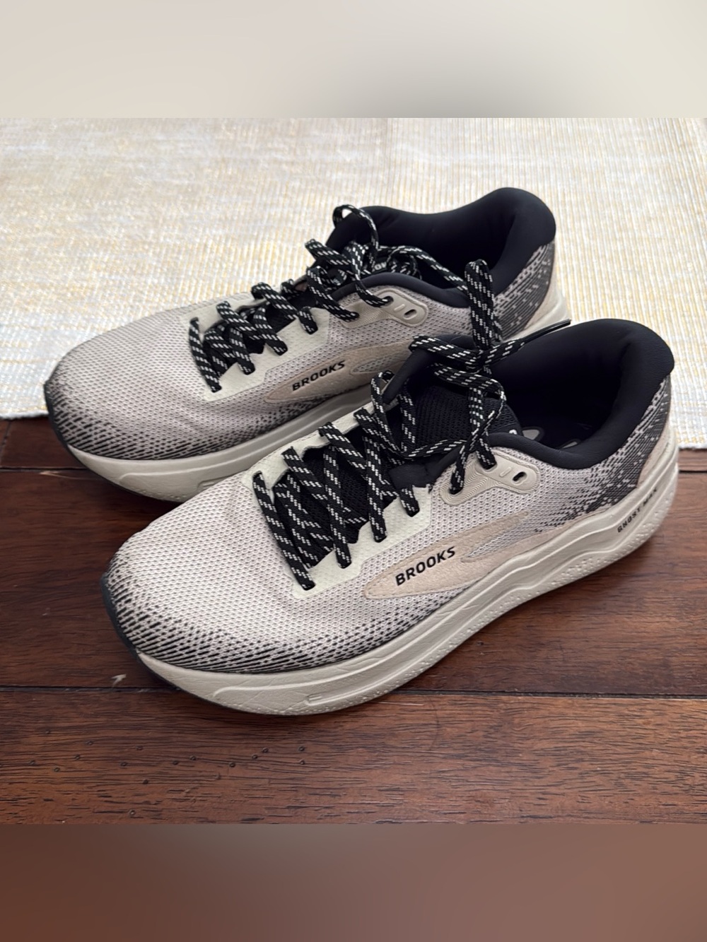 Brooks Woman’s Ghost Max 2 Pelican Black Comfort Running Womens Size 7.5